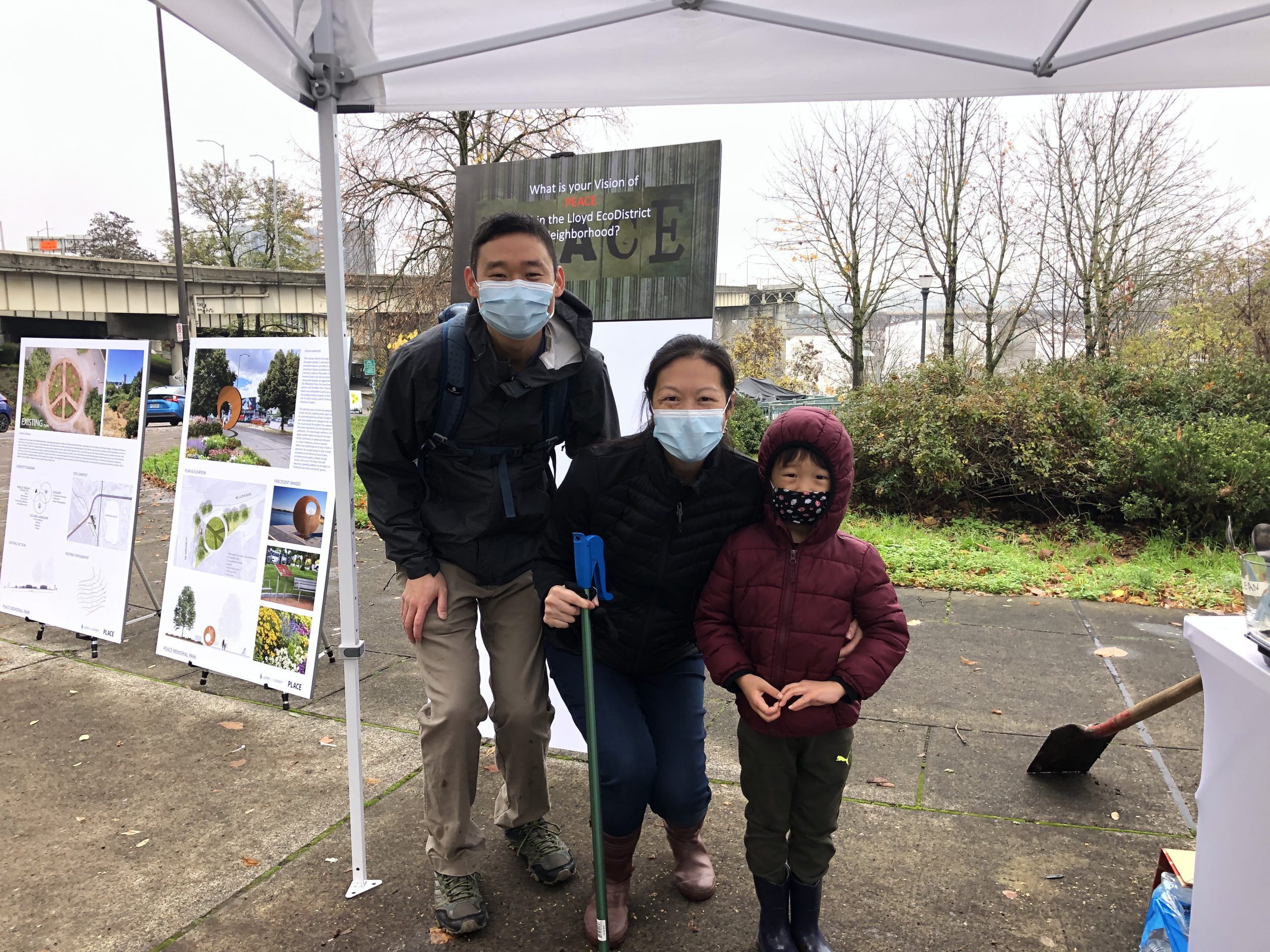Image of a family volunteering at Peace Memorial Park