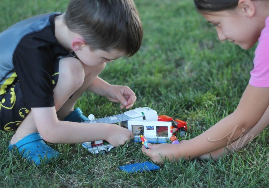 children-playing-with-LEGO-